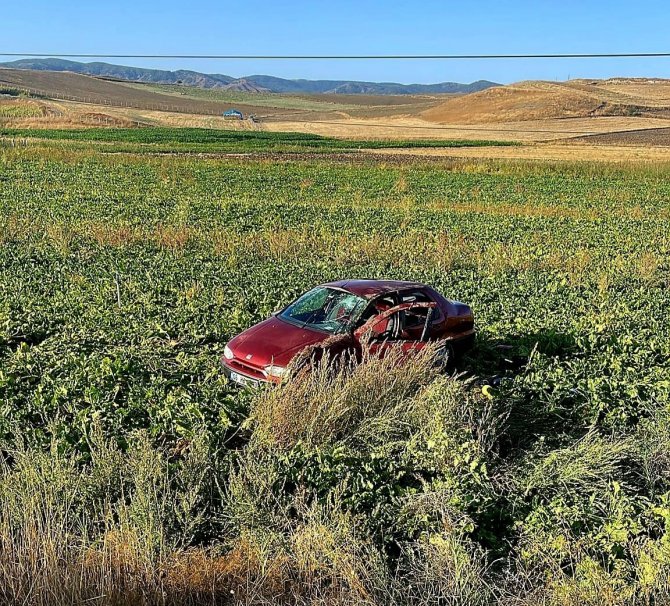 Çorum’da Otomobil Tarlaya Uçtu: 2 Yaralı