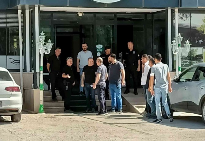 Boşanmak Üzere Olduğu Eşini Öldürdü, Yakalanacağını Anlayınca Kendini Vurdu