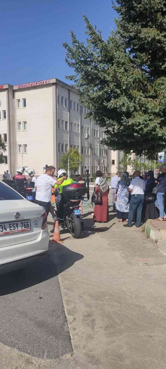 Kpss’ye Geç Kalan Adaylar İçin Polisler Seferber Oldu