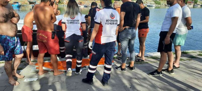 Küçükçekmece’de Bir Şahıs Teknede Alkol Alırken Düşüp Yaralandı