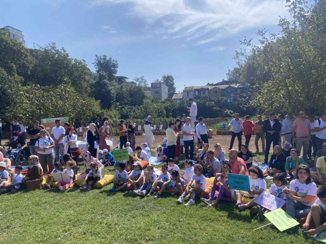 Kuzguncuk’ta ‘Dünya Temizlik Günü’nde Cadde Ve Sokaklar Temizlendi