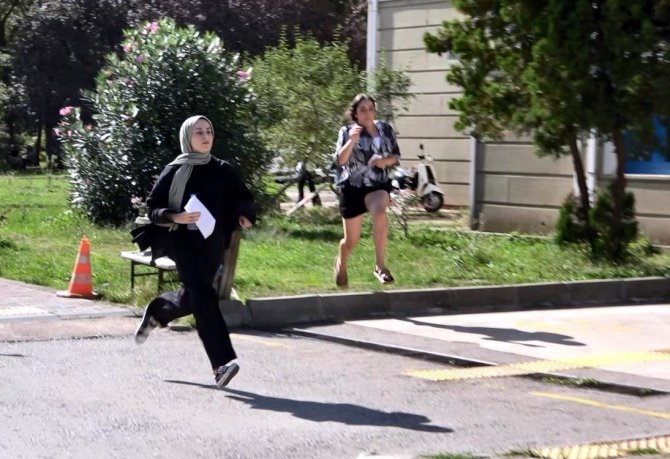 Sınava Geç Kalan Kpss Adayları Usain Bolt’u Aratmadı