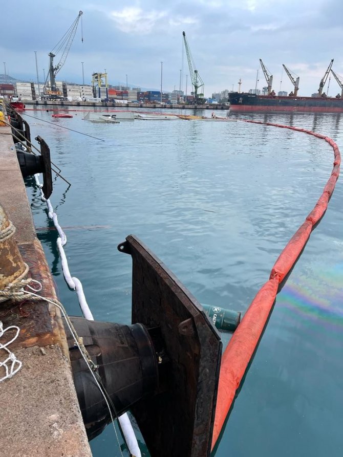 İ̇skenderun’da Konteyner Gemisi Battı