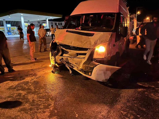 Samsun’da Fındık İşçilerini Taşıyan Minibüs İle Otomobil Çarpıştı: 2 Ölü, 4 Yaralı