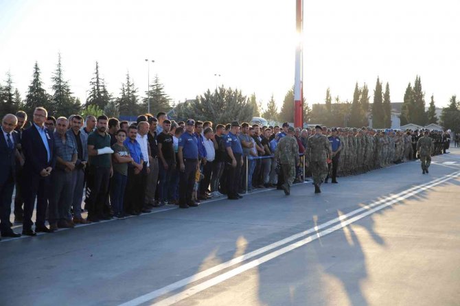 Şehit Sözleşmeli Er İ̇smet Aytek Gaziantep’te Gözyaşları İçinde Karşılandı