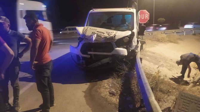 Sivas’ta Tırla Kamyonet Çarpıştı: 1 Yaralı