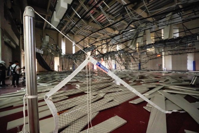 Tayvan’da Depremin Şiddetine Dayanamayan Çatı Sporcuların Üzerine Çöktü