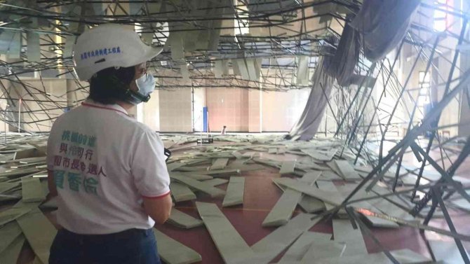 Tayvan’da Depremin Şiddetine Dayanamayan Çatı Sporcuların Üzerine Çöktü