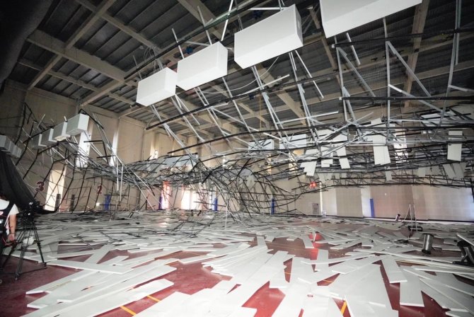 Tayvan’da Depremin Şiddetine Dayanamayan Çatı Sporcuların Üzerine Çöktü