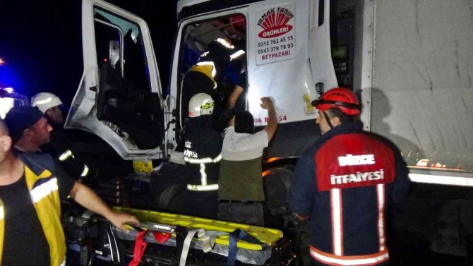 Otoyolda Tıra Çarpan Sürücü Araçta Sıkıştı, Ekipler Seferber Oldu