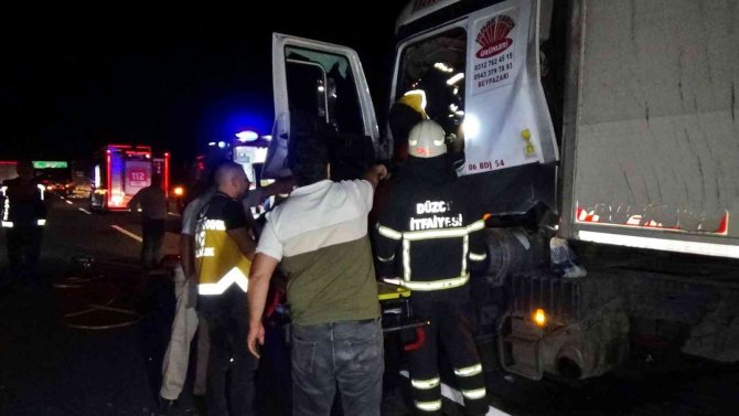 Otoyolda Tıra Çarpan Sürücü Araçta Sıkıştı, Ekipler Seferber Oldu