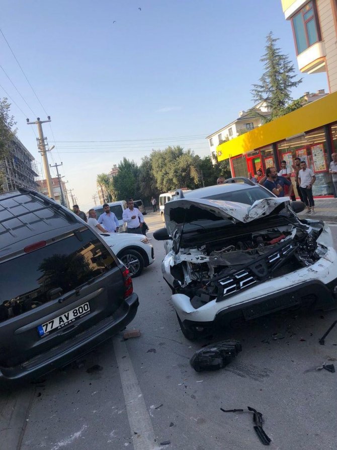 3 Araca Çarparak Caddeyi Savaş Alanına Döndürdü