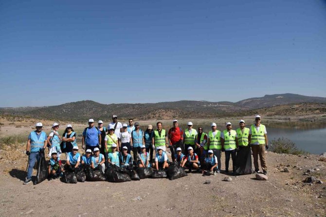 Gönüllü Çevreciler Bağyolu Göleti Çevresini Temizledi