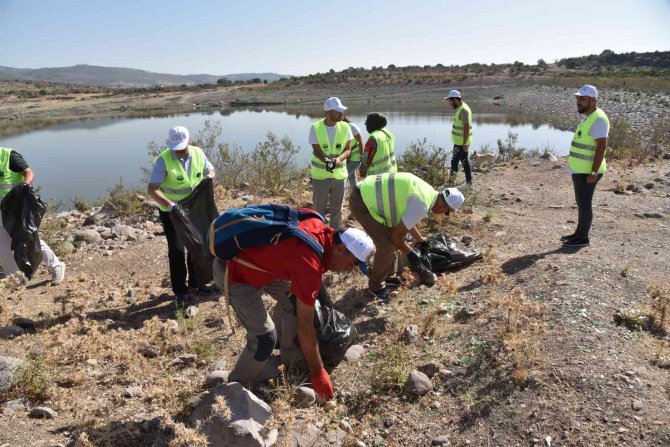 Gönüllü Çevreciler Bağyolu Göleti Çevresini Temizledi