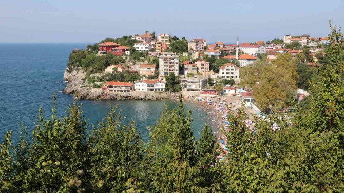 Hava Sıcaklığı 30 Dereceye Yaklaştı, Vatandaşlar Plaja Akın Etti