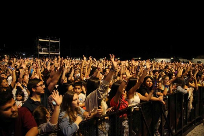 Troya Kültür Yolu Festivali’nde Şarkıcı Berkay Çanakkalelilerle Buluştu