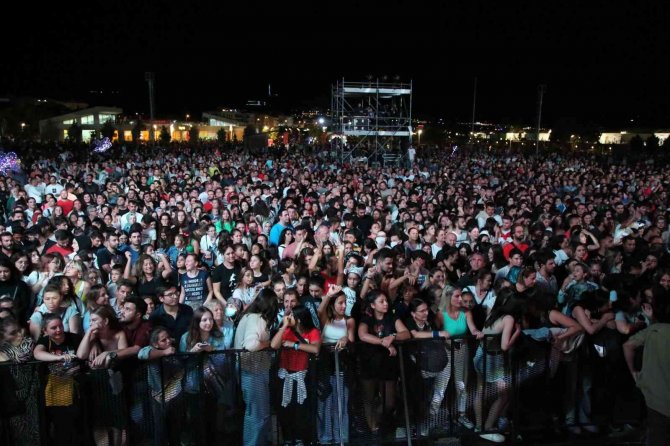 Troya Kültür Yolu Festivali’nde Şarkıcı Berkay Çanakkalelilerle Buluştu