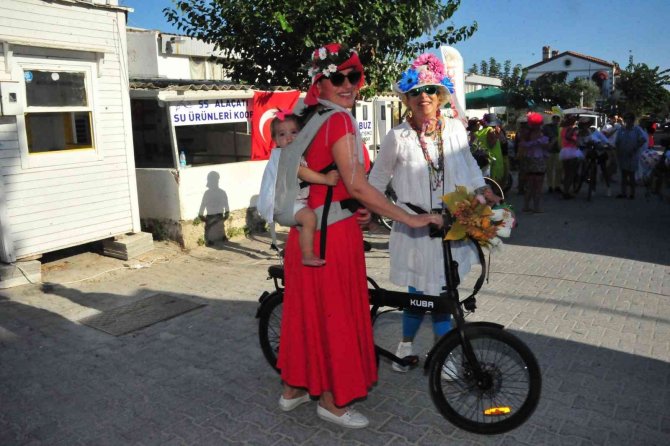 Süslü Kadınlar Alaçatı’da Pedalladı