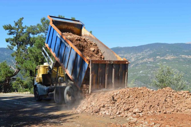 Konyaaltı Üçoluk Mahallesi Havutönü Grup Yolu Yenileniyor