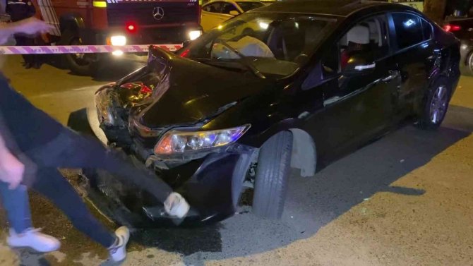 Kadıköy’de Otomobil Yolcu Alan Taksiye Çarptı, Öfkelenen Sürücü Kendi Aracını Tekmeledi