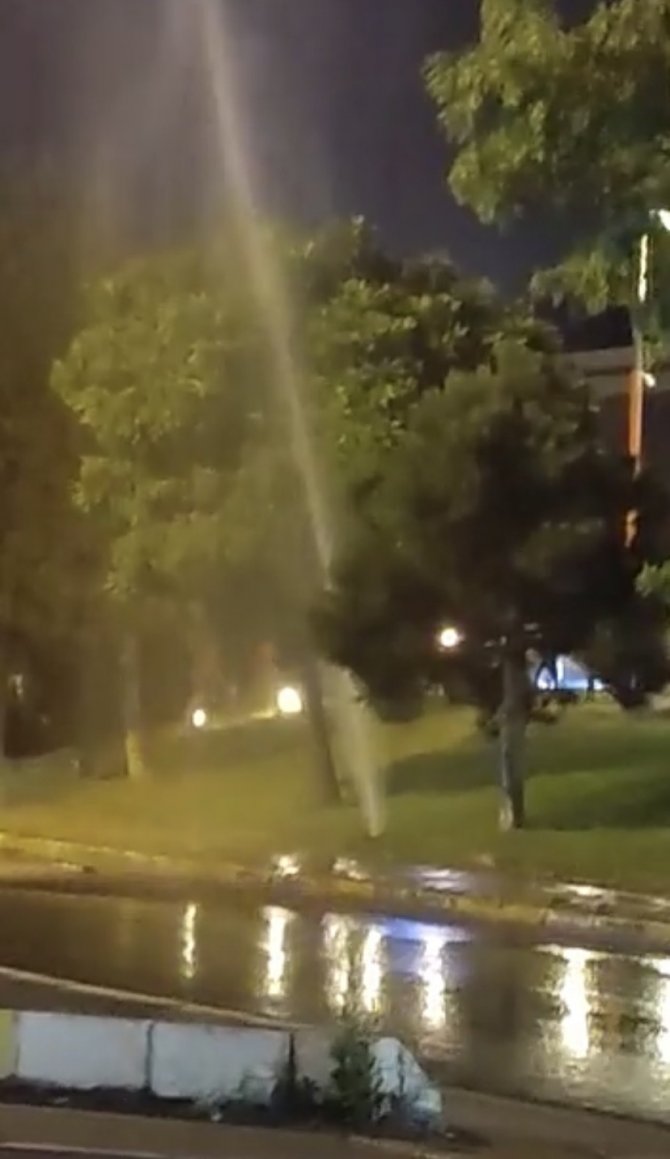 Ataşehir’de Çim Sulama Fıskiyesi Bozuldu: Fışkıran Su Metrelerce Yükseğe Ulaştı