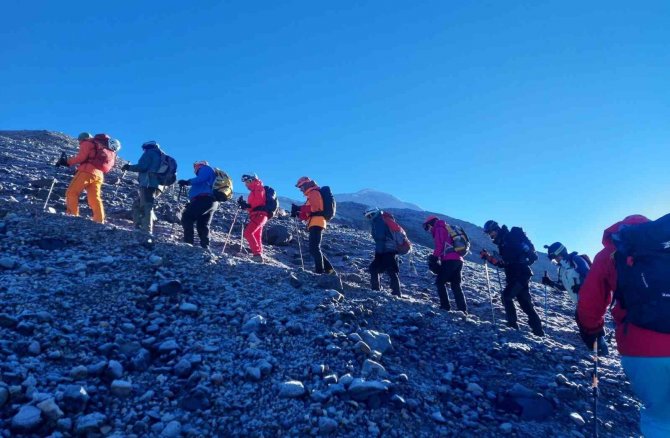 Bafralı Dağcı Türkiye’nin Zirvesine Tırmandı