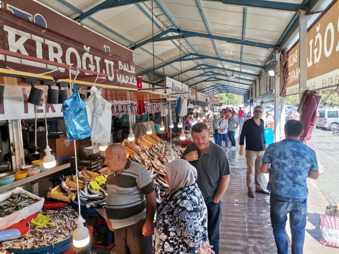 Bandırma’da Balık Tezgahlarında Yoğunluk