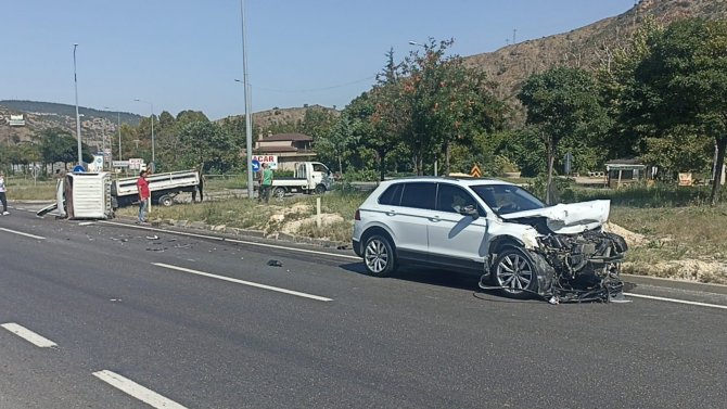 Bilecik’te Otomobil İle Kamyonetin Çarpışması Sonucu 1 Kişi Yaralandı