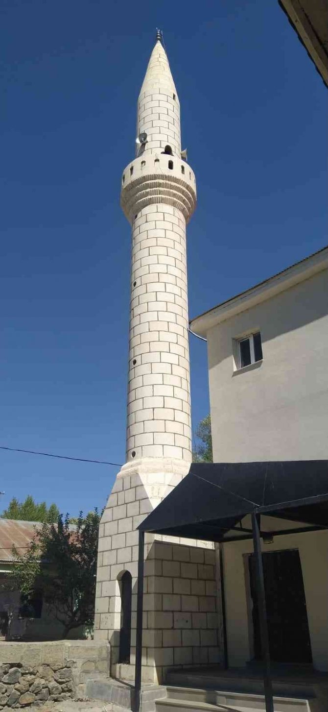 Bingöl’de Arılar, Cami Minaresine Yuva Yaptı