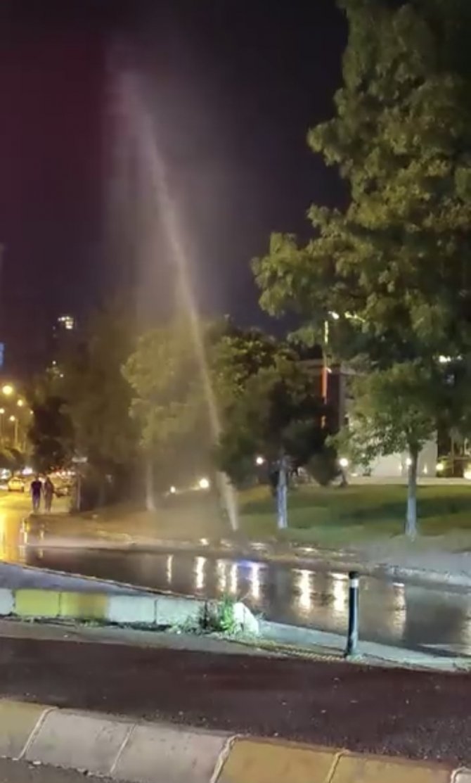 Ataşehir’de Çim Sulama Fıskiyesi Bozuldu: Fışkıran Su Metrelerce Yükseğe Ulaştı