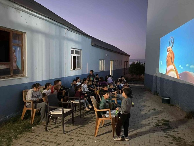 Miniklere Açık Havada Sinema Keyfi