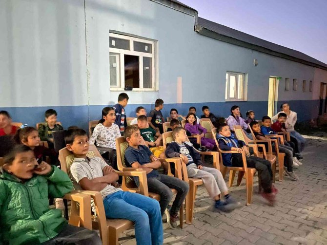 Miniklere Açık Havada Sinema Keyfi