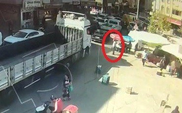 Ölüme Böyle Gitti...tır Altında Kalan Babalarını Görünce Yıkıldılar