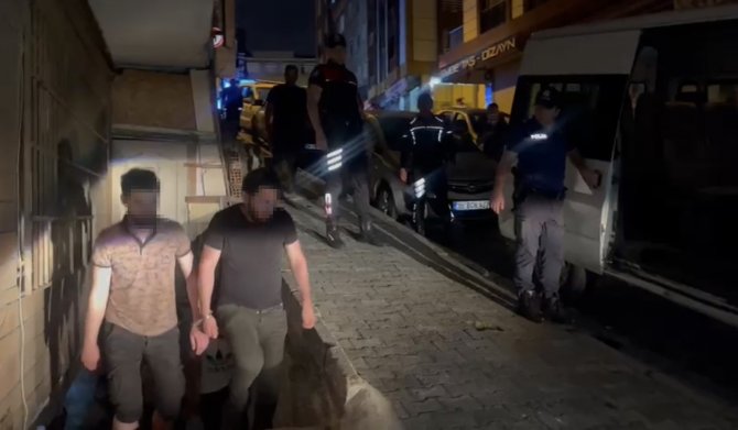 İ̇stanbul’da Uyuşturucu Baskınından Kaçak Göçmen Çıktı
