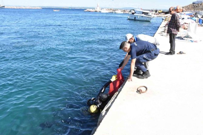 Bozcaada’da Yarım Saatte Denizin Dibinden 40 Çuval Çöp Çıktı