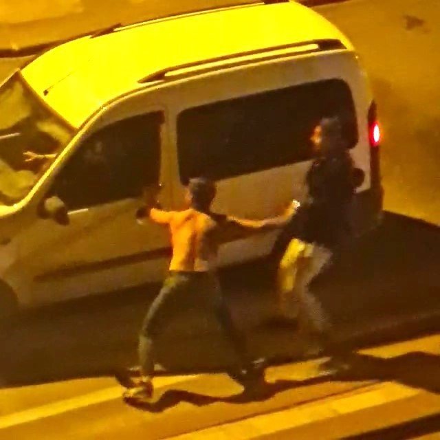 Kendini Araçların Önüne Atan Alkollü Genç Ölümden Kıl Payı Kurtuldu
