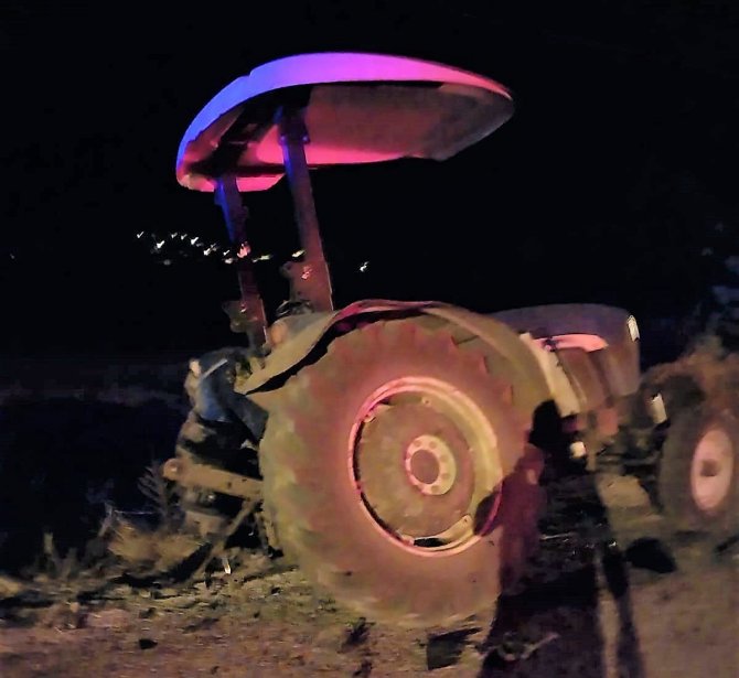 Panelvan Ve Traktörün Karıştığı Kazada 1 Kişi Öldü, 2 Kişi Yarandı