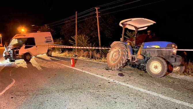 Panelvan Ve Traktörün Karıştığı Kazada 1 Kişi Öldü, 2 Kişi Yarandı