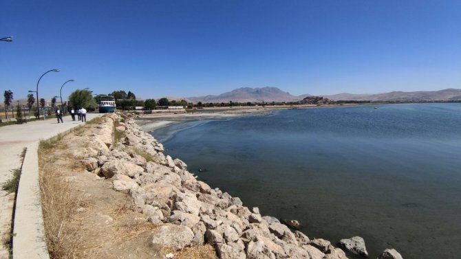 Van Gölü’nde Büyük Su Kaybı: 100 Yıllık İskele Tamamen Ortaya Çıktı