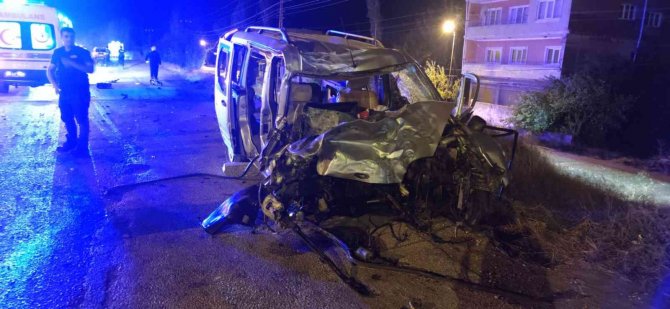 Amasya’da Yolcu Otobüsüyle Kamyonet Çarpıştı: 2 Ölü, 8 Yaralı