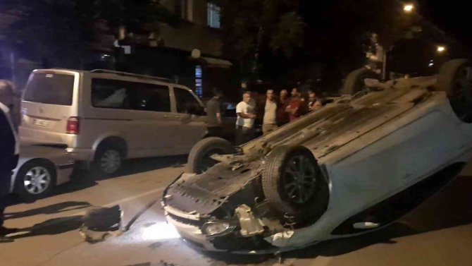 Direksiyon Hâkimiyetini Kaybetti Sokak Ortasında Araçla Takla Attı
