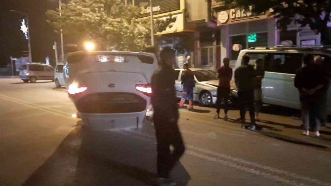 Direksiyon Hâkimiyetini Kaybetti Sokak Ortasında Araçla Takla Attı