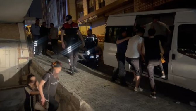 İ̇stanbul’da Uyuşturucu Baskınından Kaçak Göçmen Çıktı