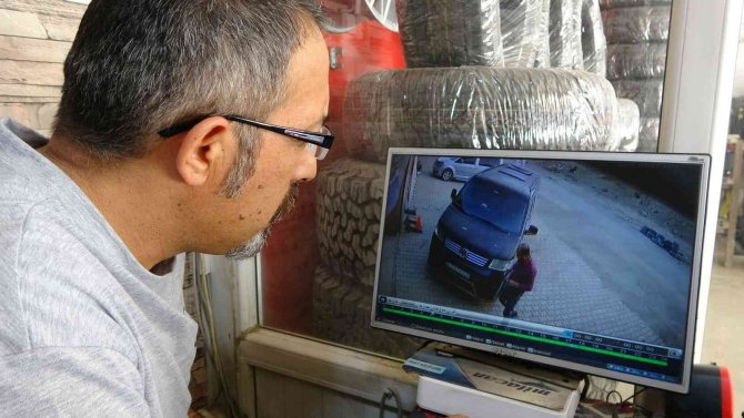 Boynuna İp Dolanan Koyun, Bir Esnaf Tarafından Kurtarıldı