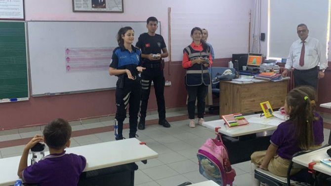 İ̇lk Ders Gününde Öğrencilere Polis Şefkati