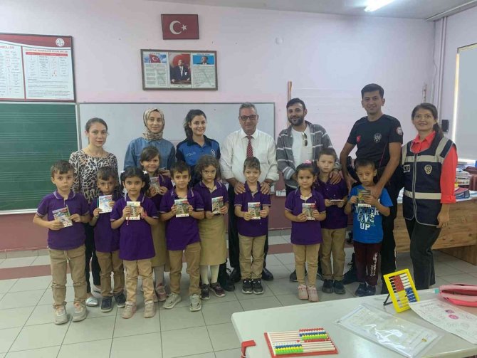 İ̇lk Ders Gününde Öğrencilere Polis Şefkati
