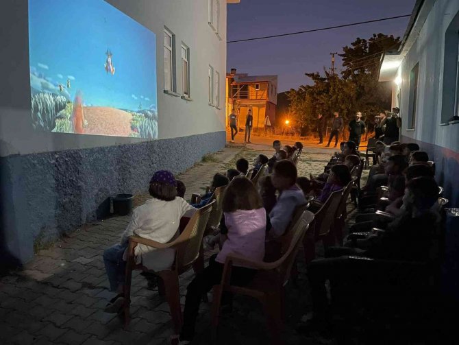 Miniklere Açık Havada Sinema Keyfi