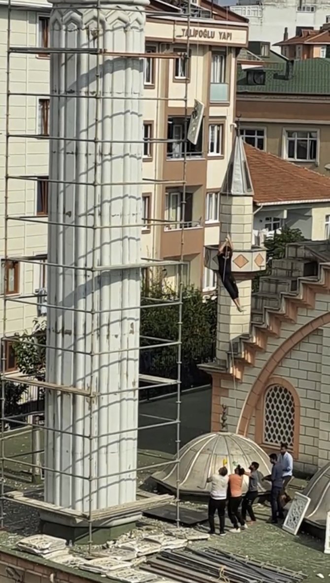 İ̇stanbul’da İlginç Minare Yenilemesi Kamerada: Aşağıya Atlayıp Yukarıya Taş Çektiler