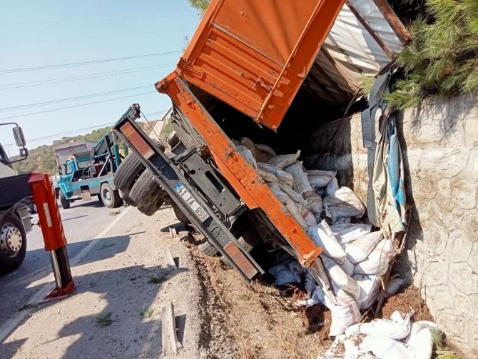 İ̇zmir’de Freni Boşalan Kamyon, Devrilip Sürüklendi