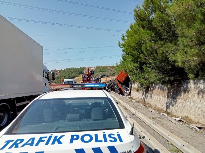 İ̇zmir’de Freni Boşalan Kamyon, Devrilip Sürüklendi